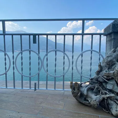 With Big Terrace And Direct Access To The Beach ורנה